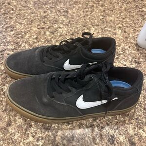 Men’s Nike Chron 2 Black and Tan Sneakers Size 9.5